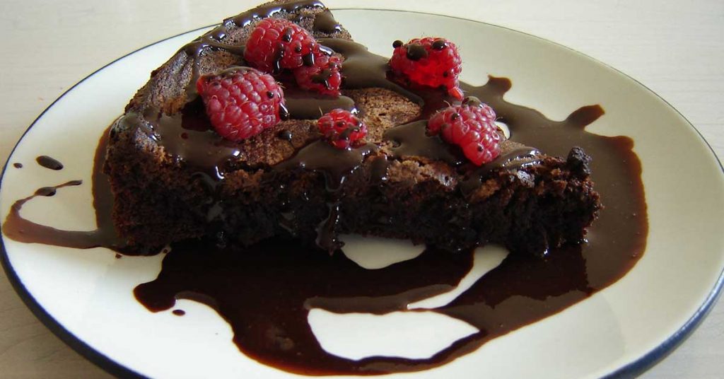 Bolo de chocolate e romã