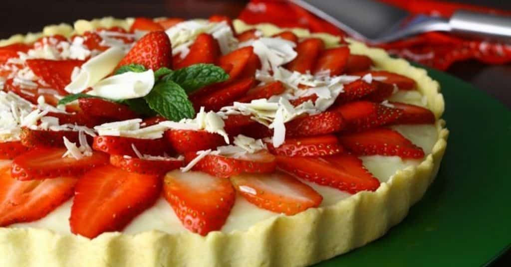 torta de chocolate branco com morangos
