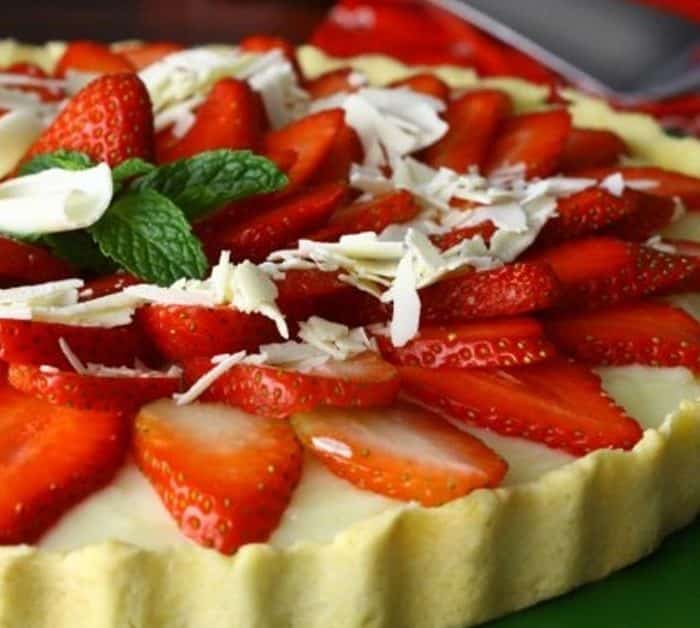 torta de chocolate branco com morangos