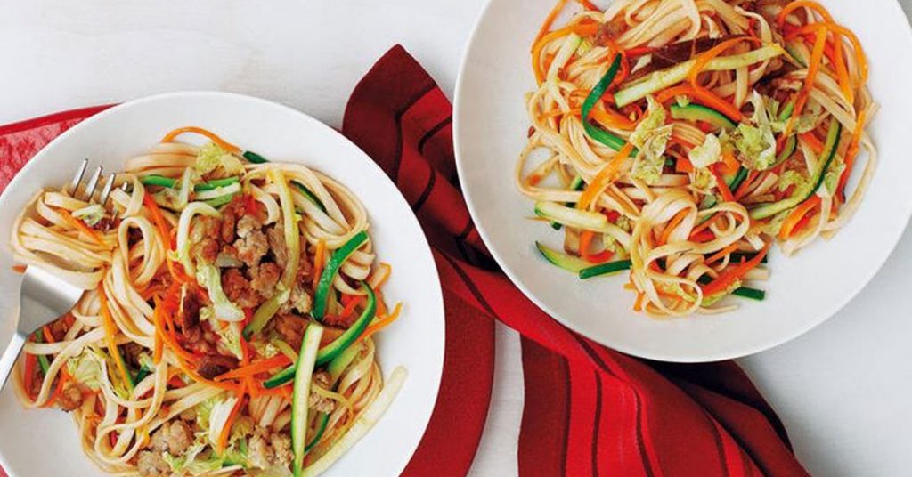 Noodles com cogumelos shiitake e verduras