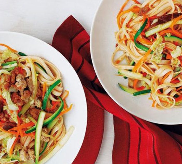 Noodles com cogumelos shiitake e verduras