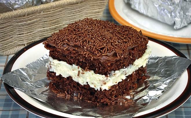 bolo gelado de chocolate e coco