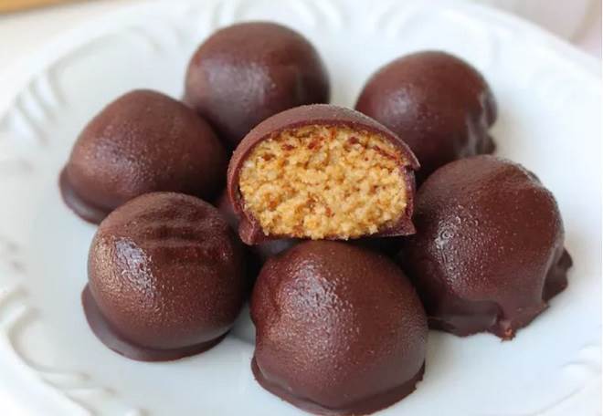 trufas fit de chocolate com amendoim