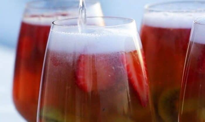 Copo de sangria de frutos vermelhos
