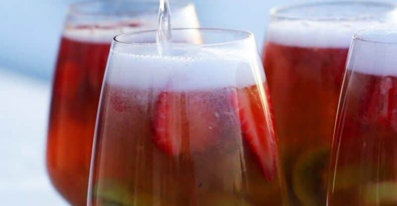 Copo de sangria de frutos vermelhos