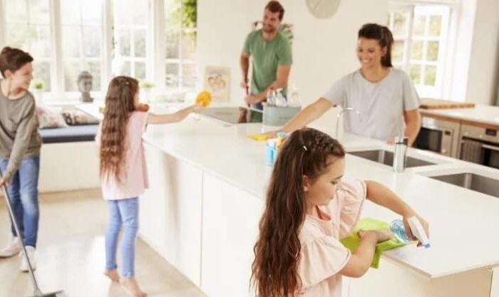 Família a fazer tarefas domésticas