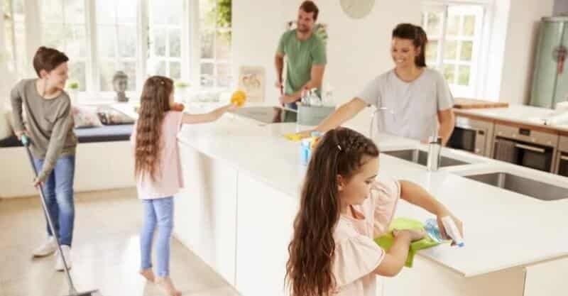 Família a fazer tarefas domésticas