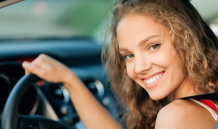 Mulher ao volante de um automóvel