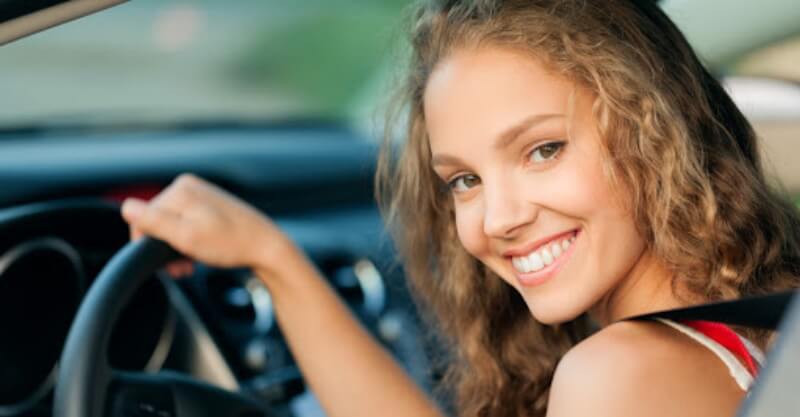 Mulher ao volante de um automóvel