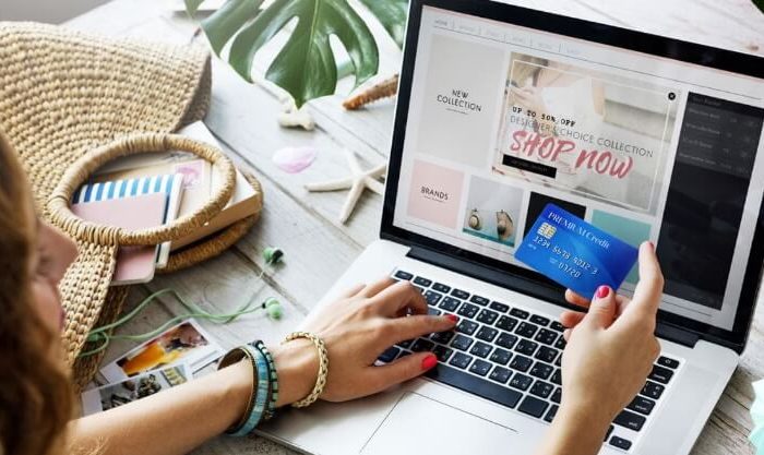Mulher no seu computador portátil a realizar compras online