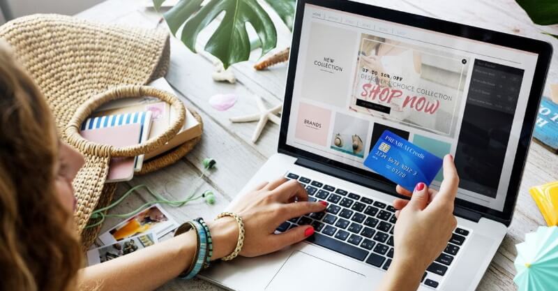 Mulher no seu computador portátil a realizar compras online