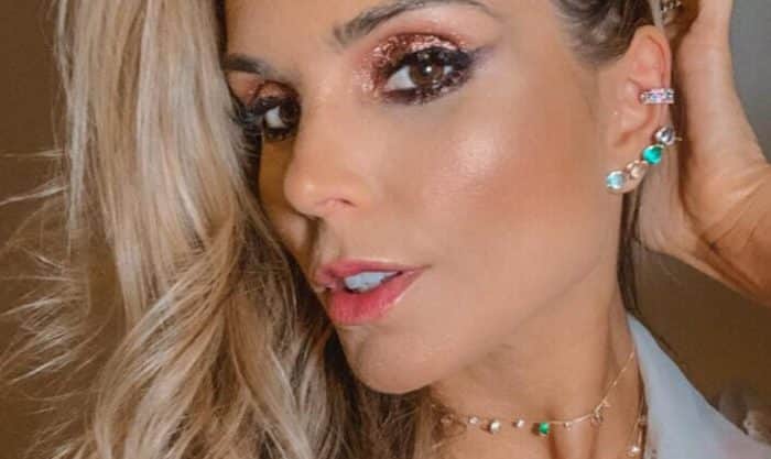 Mulher usando ear cuffs
