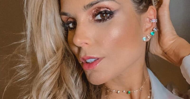 Mulher usando ear cuffs