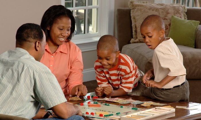 Família unida a jogar um jogo de tabuleiro