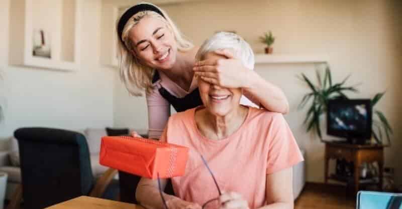 Filha a surpreender a mãe com um presente