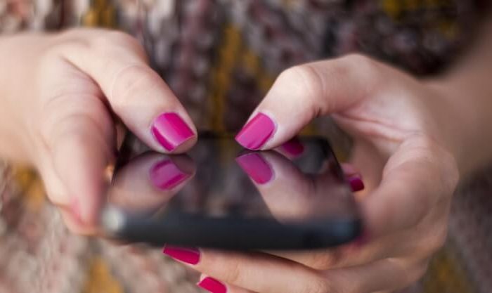 Mulher a utilizar o seu telemóvel