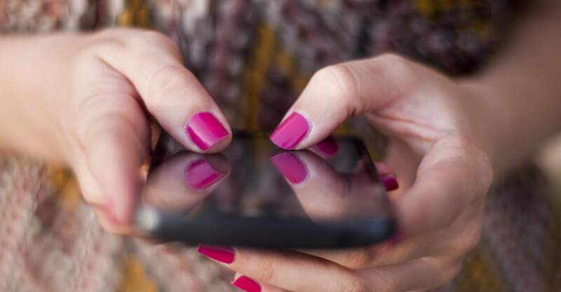 Mulher a utilizar o seu telemóvel