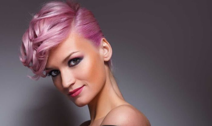 Mulher com o cabelo curto pintado de cor de rosa