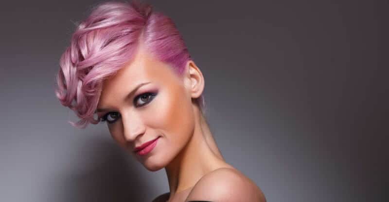 Mulher com o cabelo curto pintado de cor de rosa