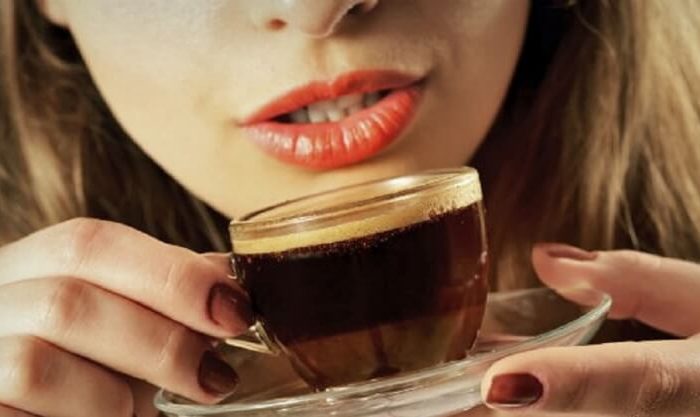 Mulher prepara-se para ingerir uma chávena de café