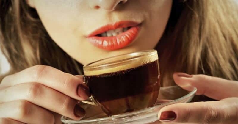 Mulher prepara-se para ingerir uma chávena de café