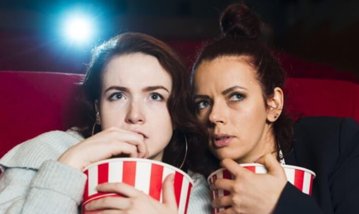 Amigas a verem um filme no cinema