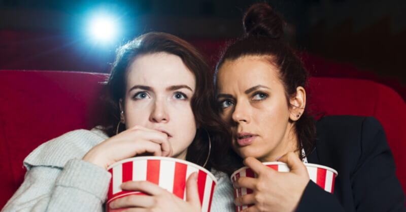 Amigas a verem um filme no cinema