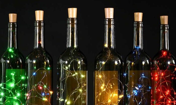 Garrafa de vidro decorada com luzes LED