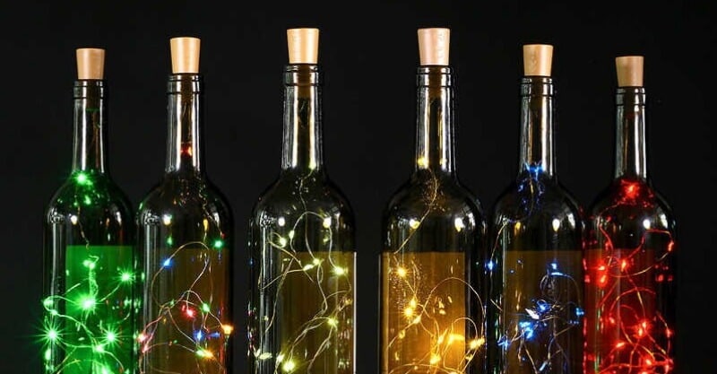 Garrafa de vidro decorada com luzes LED