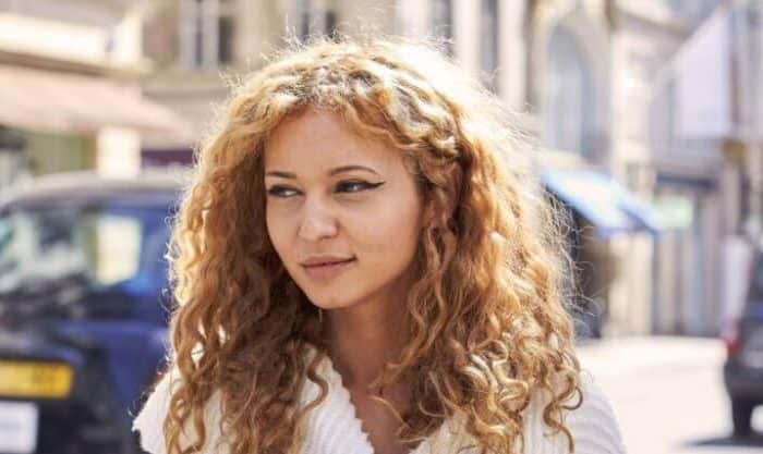 Mulher com muito cabelo