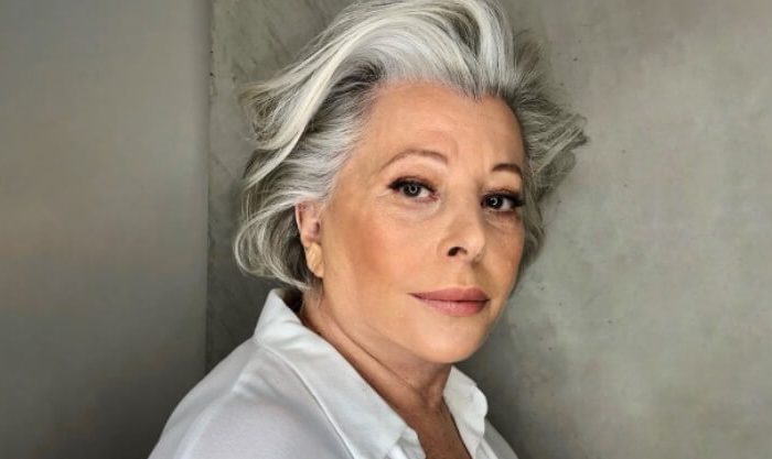 Mulher com cabelos brancos