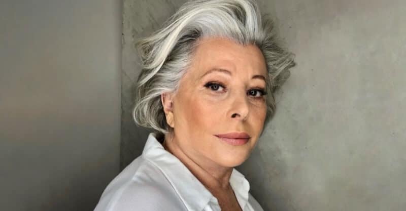 Mulher com cabelos brancos