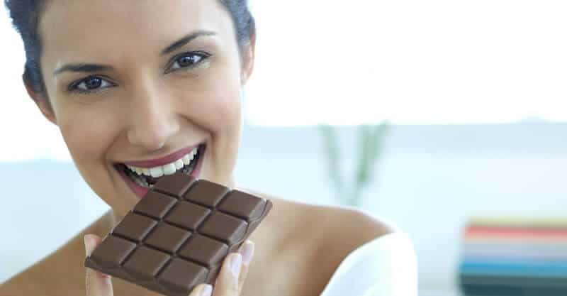 Mulher a comer chocolate negro