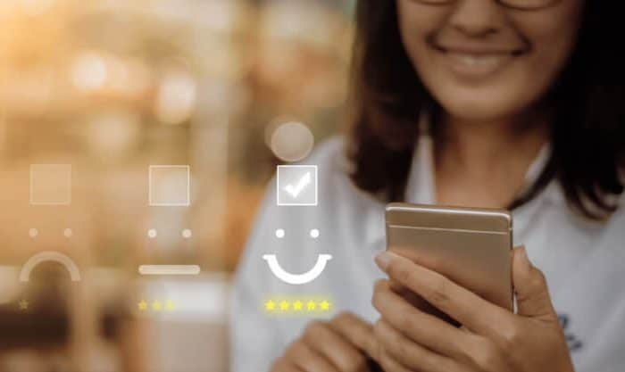 Mulher utiliza programa de edição de vídeo no seu telemóvel