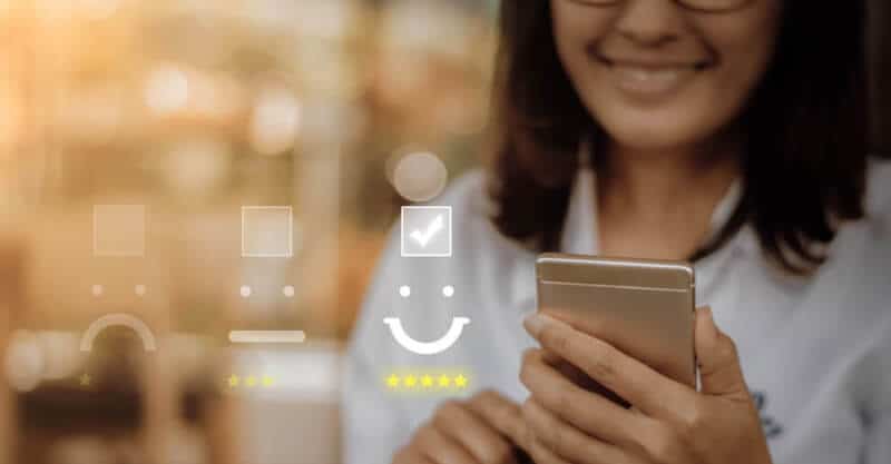 Mulher utiliza programa de edição de vídeo no seu telemóvel