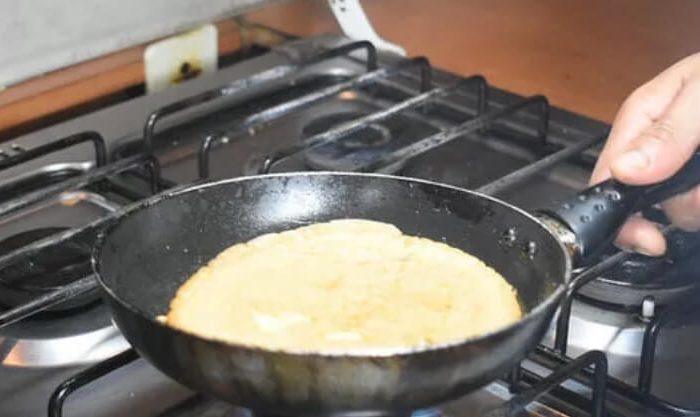 Preparação para virar a omelete