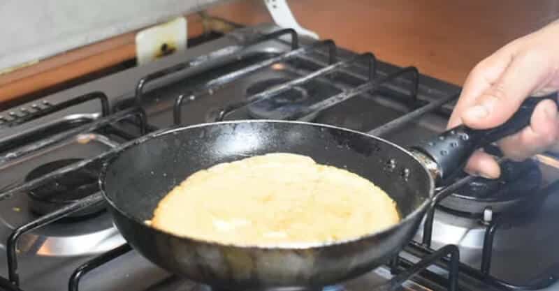 Preparação para virar a omelete