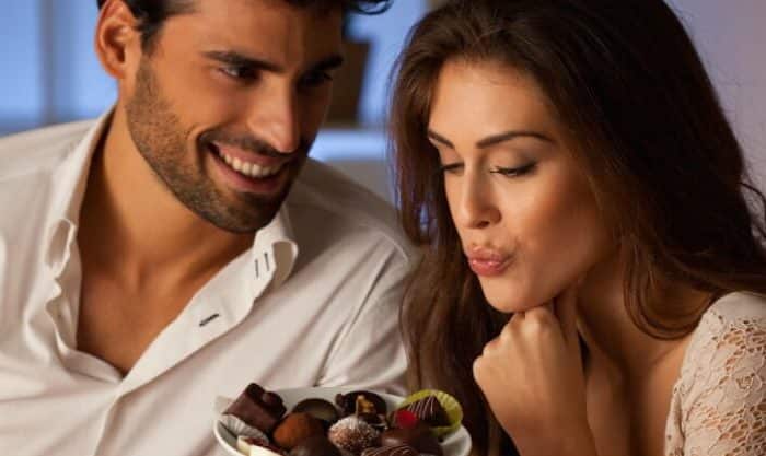 Casal com alimentos afrodisíacos