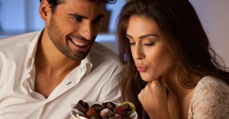 Casal com alimentos afrodisíacos