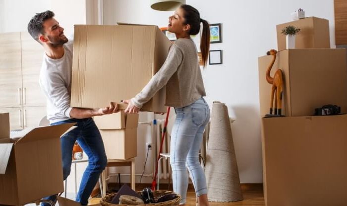 Casal em mudança de casa