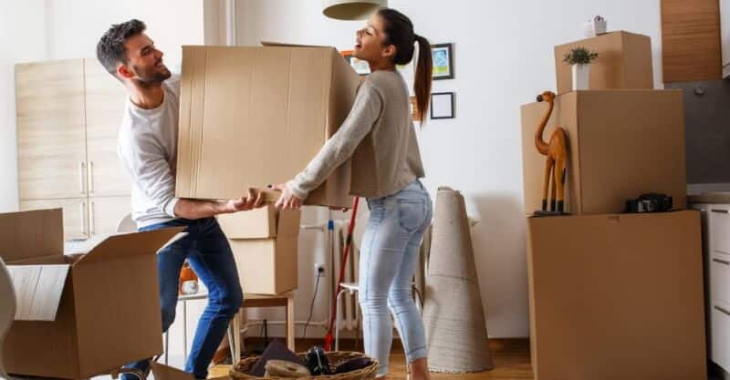 Casal em mudança de casa