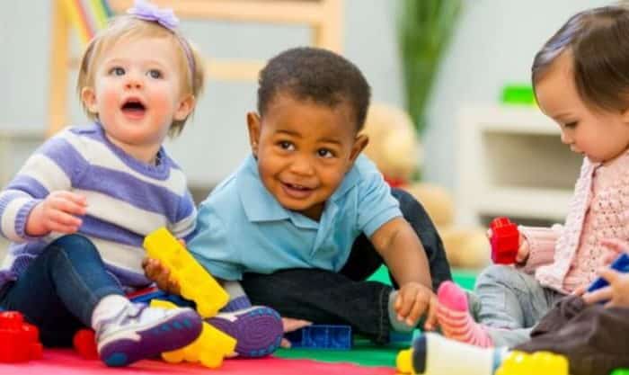 Crianças a brincar na creche