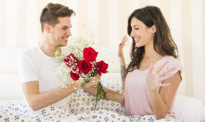 Homem oferece flores à namorada no Dia dos Namorados