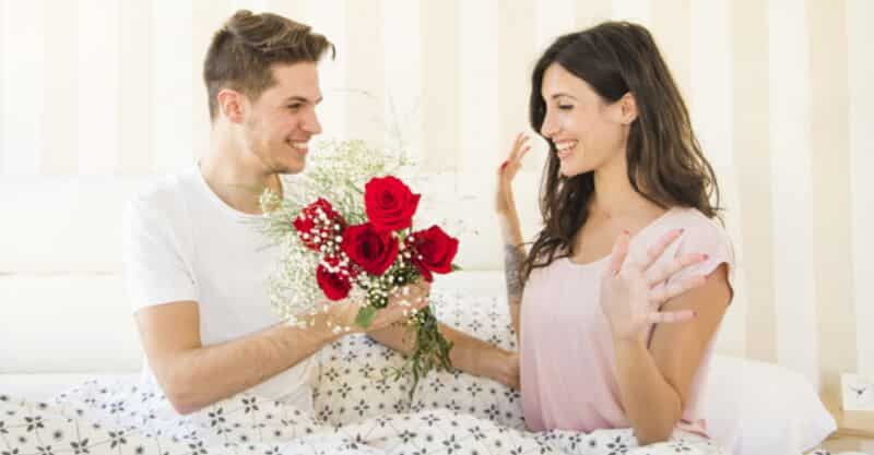 Homem oferece flores à namorada no Dia dos Namorados