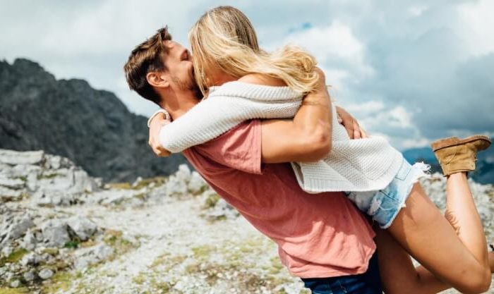 Casal feliz e abraçados