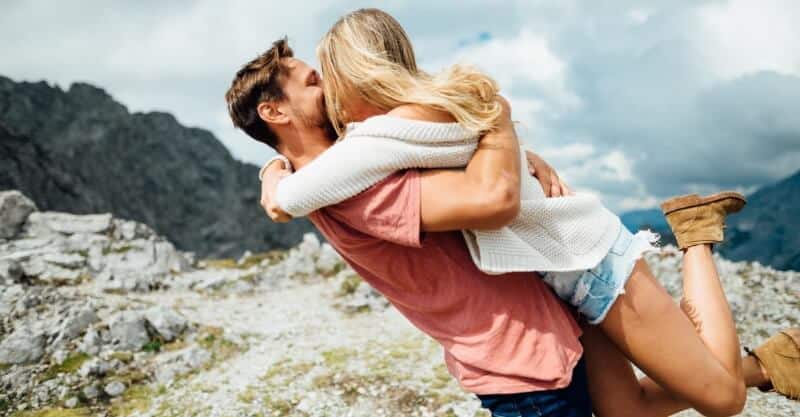 Casal feliz e abraçados