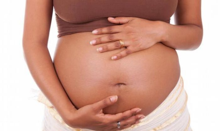 Mãe segurando a barriga de grávida