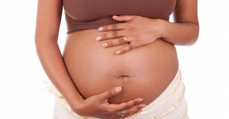 Mãe segurando a barriga de grávida