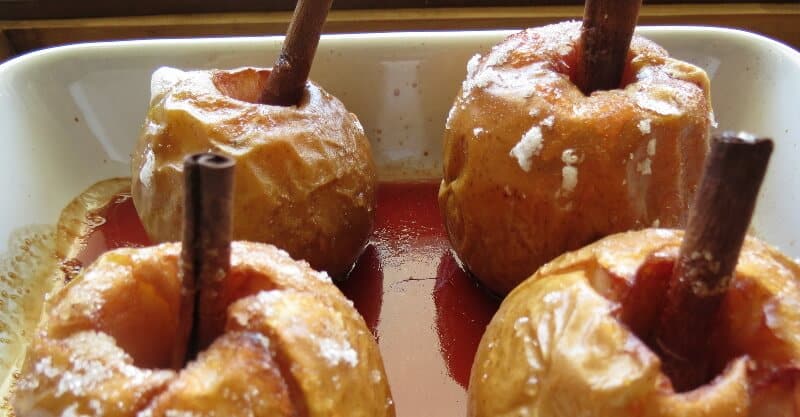 Maçãs assadas com pau de canela