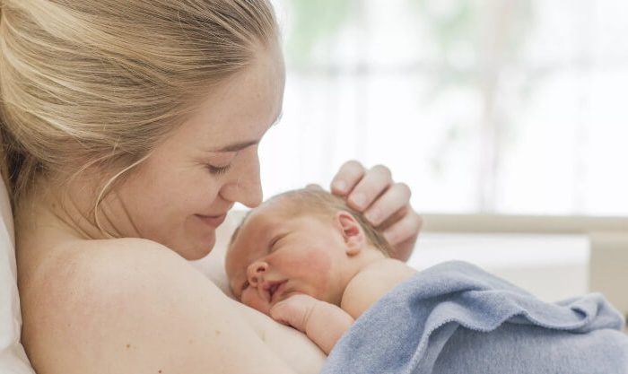 Mulher com o seu bebé após o parto